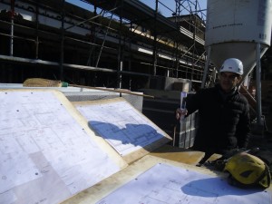 Geometer Bernhard Mur führt durch Baustelle 