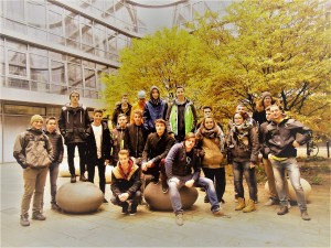 Klassenfoto im Innenhof des Siemens-Headquarter