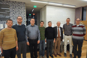 Ein starkes Team. Im Bild  von links: IT-Techniker Markus Pfeifer, Landeskoordinator Georg Runggatscher, Prof. Helmut Gasser, IT-Experte Johannes Troi und EURAC-IT-Bereichsleiter Dietmar Laner, Direktor Franz Josef Oberstaller, RG-Koordinator Prof. Alex Trojer und DV-Techniker Ingo Reiner.