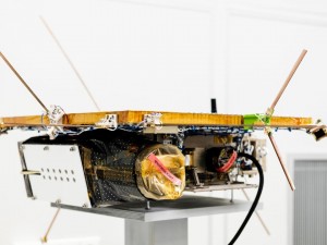 Der Satellit kurz vor der Montage an die Rakete