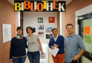 Bibliothekarin Barbara Perri (RG/TFO Bozen "Anich"), Bibliothekarin Greti, Markus Fritz (Amt für Bibliothekswesen), Bibliotheksleiter Ewald Kontschieder